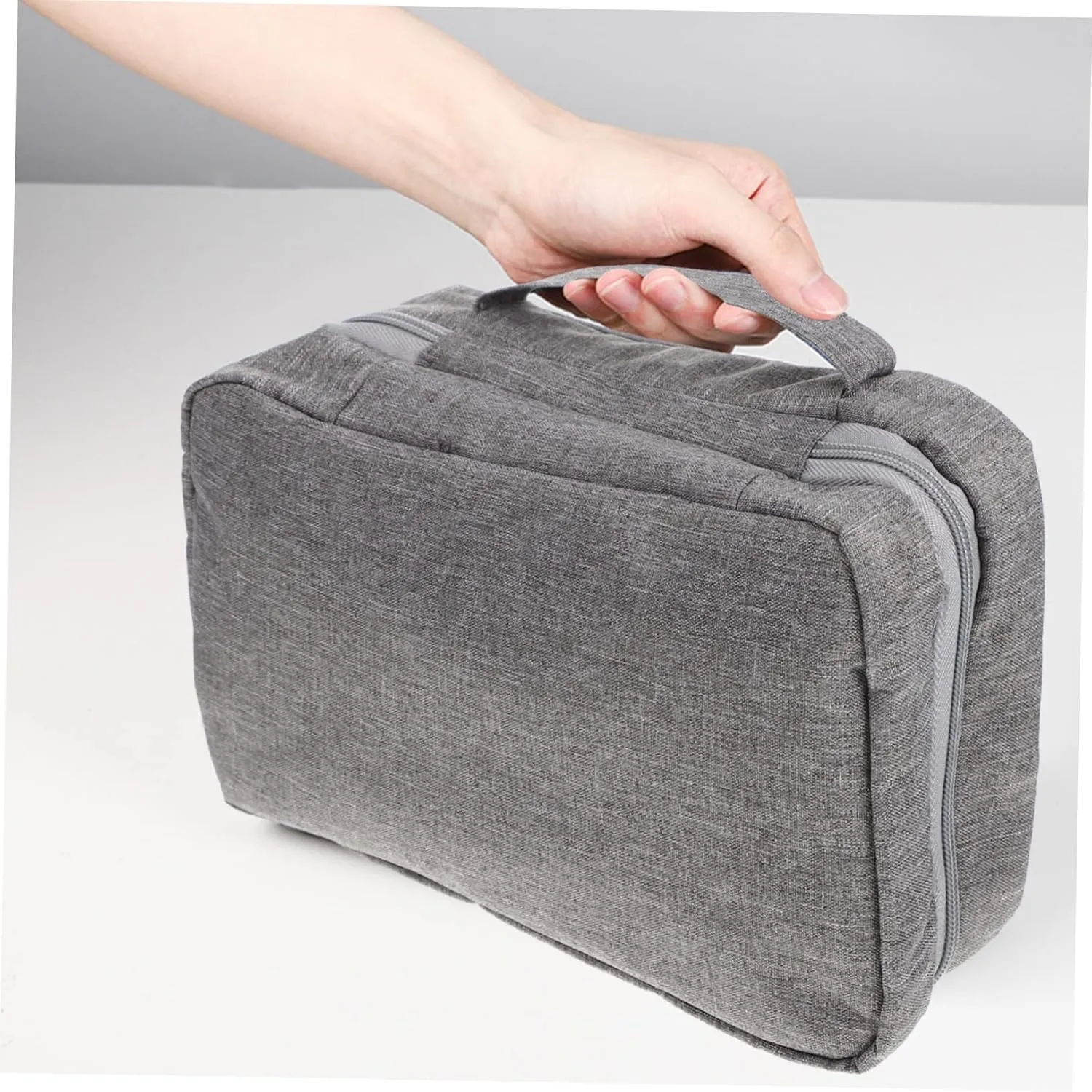 Convenient Makeup Bag Travel Cosmetic Bag Zipper Bag Stylish Hanging Pouch for Men Sturdy Polyester